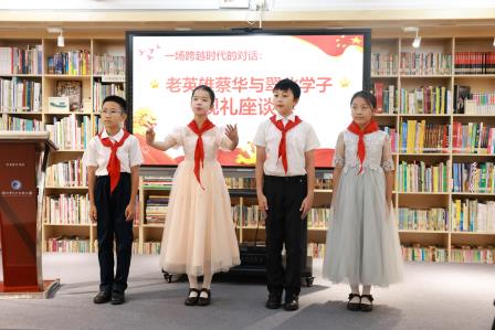一场跨越时代的对话：蔡华老英雄与翠北学子 共观阅兵式，共话家国情怀