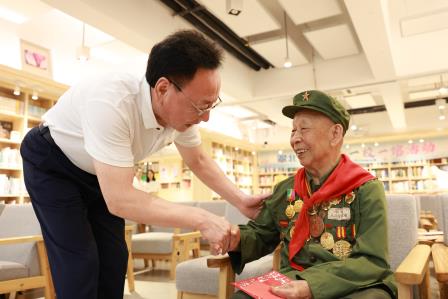 一场跨越时代的对话：蔡华老英雄与翠北学子 共观阅兵式，共话家国情怀