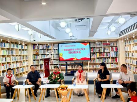 一场跨越时代的对话：蔡华老英雄与翠北学子 共观阅兵式，共话家国情怀