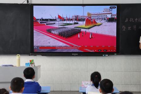 “观礼阅兵赞盛世，师生共燃爱国情”——太白实验学校组织全校师生观看九三阅兵仪式