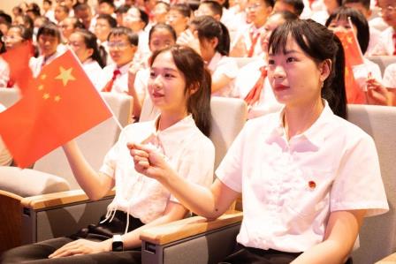 观抗战阅兵，筑思政之基 ——翠竹外国语实验学校师生共上爱国主义大思政课