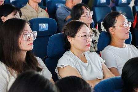 铭记抗战历史，砥砺强国之志 ——翠园文锦中学师生观看九三盛大阅兵
