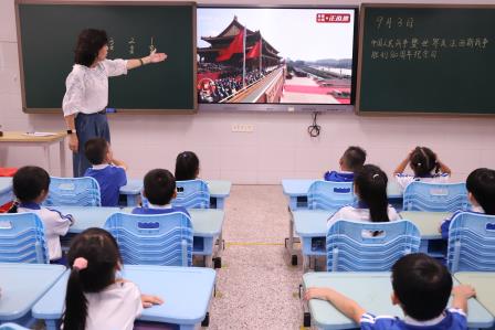 铭记历史 砥砺前行——向西小学组织全体师生集中观看抗战胜利80周年纪念大会暨阅兵式直播