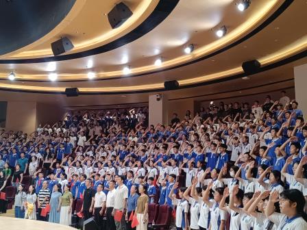 观阅兵盛典 承红色基因 筑强国梦想 —— 深圳市罗湖未来学校组织全体师生观看九三阅兵仪式