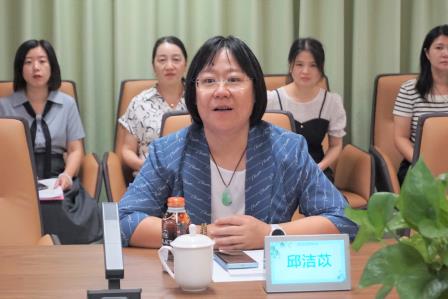 深化教研促发展 精准指导启新程——区教研员到翠竹外国语实验学校开展“区优秀教研组”评选工作