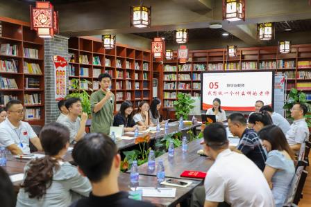 于教育桃源，共赴一场成长之约 -- 罗湖外语实验学校举行2025年新教师“师徒结对”见面仪式