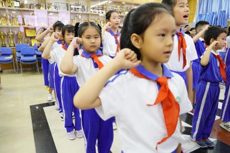 强国复兴有我，争当新时代好少年——深圳市凤光小学举行少先队新队员入队仪式