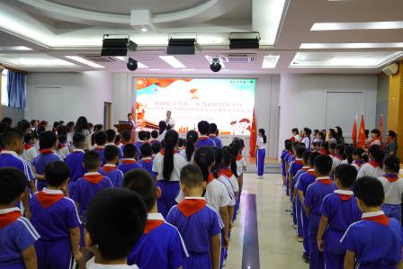 强国复兴有我，争当新时代好少年——深圳市凤光小学举行少先队新队员入队仪式