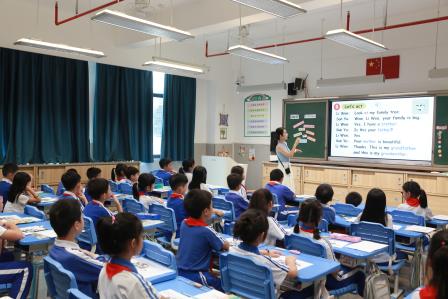 布心小学 “百人听千课”：AI 赋能探新质教育