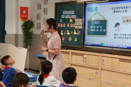 布心小学 “百人听千课”：AI 赋能探新质教育