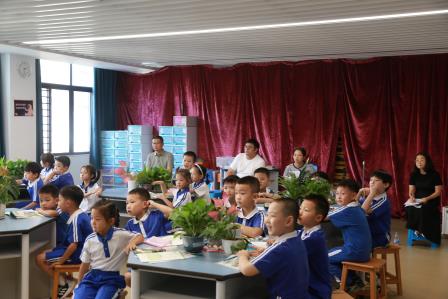 布心小学 “百人听千课”：AI 赋能探新质教育