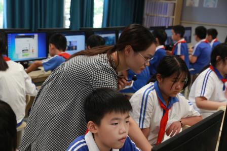 布心小学 “百人听千课”：AI 赋能探新质教育