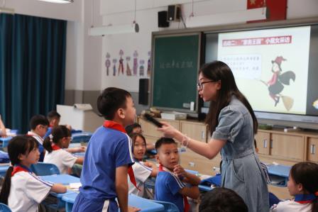 布心小学 “百人听千课”：AI 赋能探新质教育