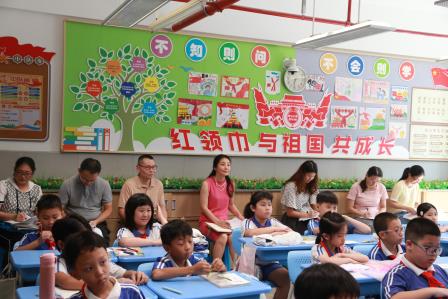 布心小学 “百人听千课”：AI 赋能探新质教育
