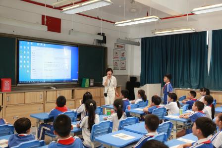 布心小学 “百人听千课”：AI 赋能探新质教育