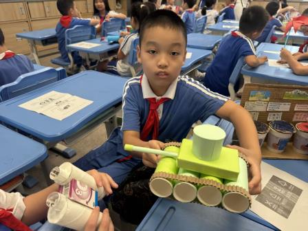 布心小学 “百人听千课”：AI 赋能探新质教育