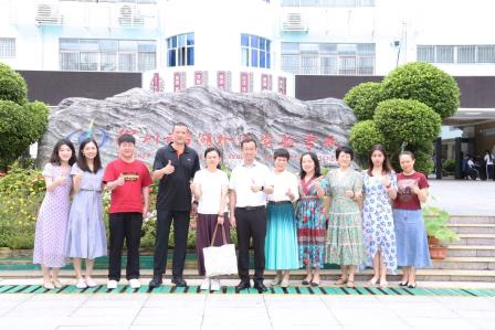 王馨悦老师青教赛夺魁，罗外实验英语科组载誉而归