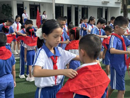 莲塘小学举行“强国复兴有我，争当新时代好少年”新队员入队仪式