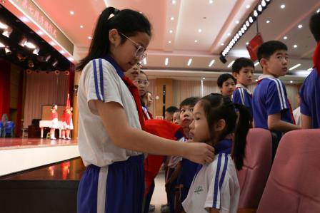 红领巾猎猎飞扬，誓言掷地有声 ——罗湖小学举行建队日主题升旗仪式暨新队员入队仪式