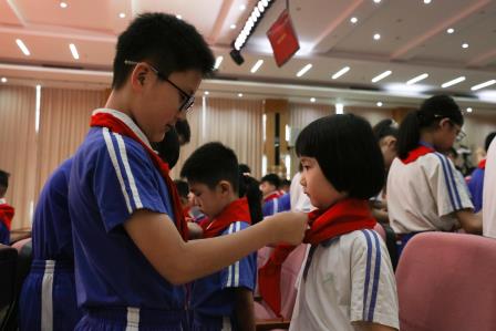 红领巾猎猎飞扬，誓言掷地有声 ——罗湖小学举行建队日主题升旗仪式暨新队员入队仪式