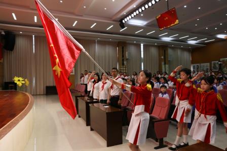红领巾猎猎飞扬，誓言掷地有声 ——罗湖小学举行建队日主题升旗仪式暨新队员入队仪式