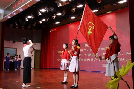 红领巾猎猎飞扬，誓言掷地有声 ——罗湖小学举行建队日主题升旗仪式暨新队员入队仪式