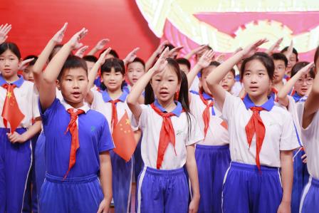 深圳市仙桐实验小学举行“强国复兴有我 争当新时代好少年”少先队建队日主题升旗仪式