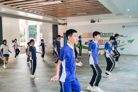 活力青春，超越自我——翠园文锦中学成功举办“德育+健康美”行动之第二届“班班锦绣”跳绳竞技比赛