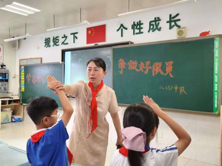 薪火永相传，队旗引成长—— 我校隆重举行建队日纪念活动暨二年级新队员入队仪式