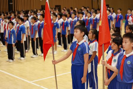 强国复兴有我，争当新时代好少年 ——深圳市罗湖未来学校举行2025年七年级建队暨五年级换戴大号红领巾仪式