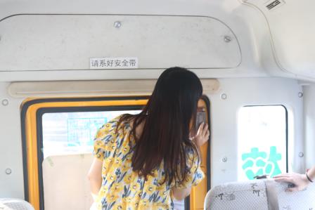 筑牢师生安全防线——景园实验小学开展校车紧急状况演练活动