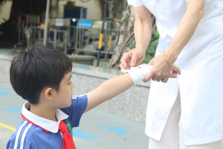 筑牢师生安全防线——景园实验小学开展校车紧急状况演练活动