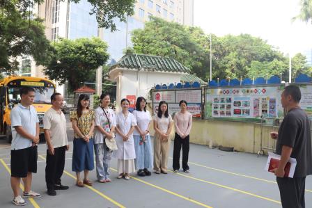 筑牢师生安全防线——景园实验小学开展校车紧急状况演练活动