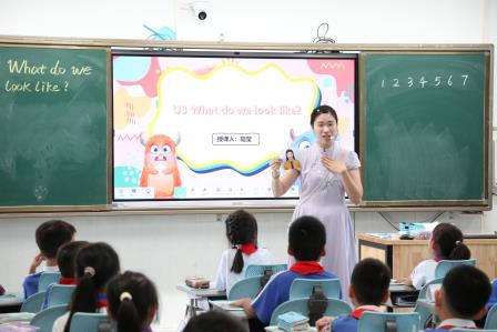 新质课堂启新程，AI赋能促成长——罗湖区教科院‘百人听千课‘活动走进深圳市莲南教育集团安芳小学