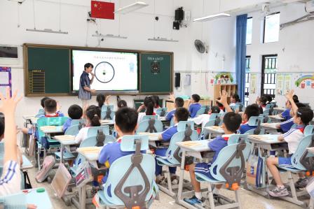 新质课堂启新程，AI赋能促成长——罗湖区教科院‘百人听千课‘活动走进深圳市莲南教育集团安芳小学