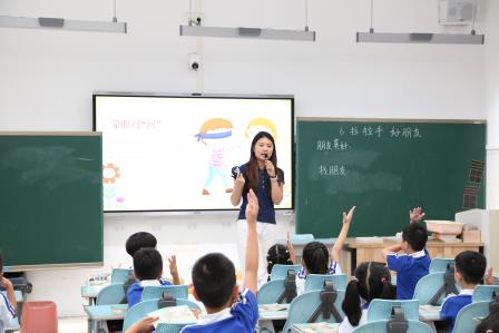 新质课堂启新程，AI赋能促成长——罗湖区教科院‘百人听千课‘活动走进深圳市莲南教育集团安芳小学