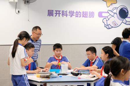 新质课堂启新程，AI赋能促成长——罗湖区教科院‘百人听千课‘活动走进深圳市莲南教育集团安芳小学