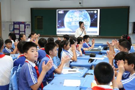 新质课堂启新程，AI赋能促成长——罗湖区教科院‘百人听千课‘活动走进深圳市莲南教育集团安芳小学
