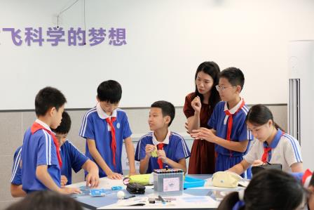 新质课堂启新程，AI赋能促成长——罗湖区教科院‘百人听千课‘活动走进深圳市莲南教育集团安芳小学