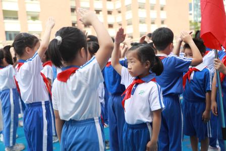 翠园东晓创新学校举行庆祝中国少年先锋队建队76周年暨新队员入队仪式