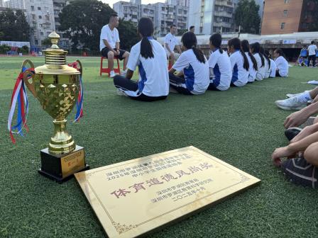 翠园初级中学勇夺区田径运动会“三连冠”，以体育精神铸就卓越品质
