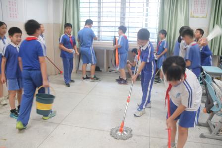 人民小学全面启动大扫除 筑牢校园虫媒防控“安全墙”