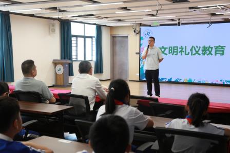 心灵阳光照 欺凌无处藏 —— 布心小学开展反欺凌主题升旗仪式活动