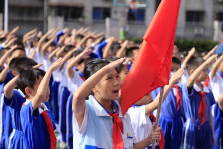 深圳市华丽小学举行新队员入队仪式