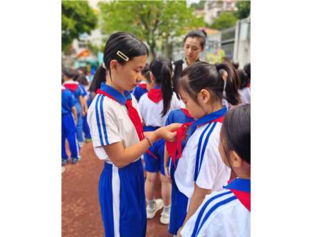 深圳市华丽小学举行新队员入队仪式