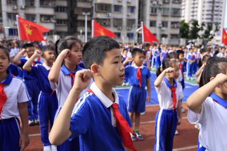 深圳市华丽小学举行新队员入队仪式