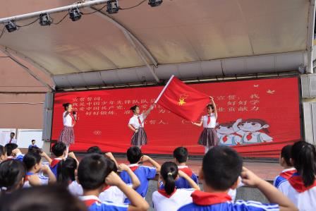 深圳市华丽小学举行新队员入队仪式
