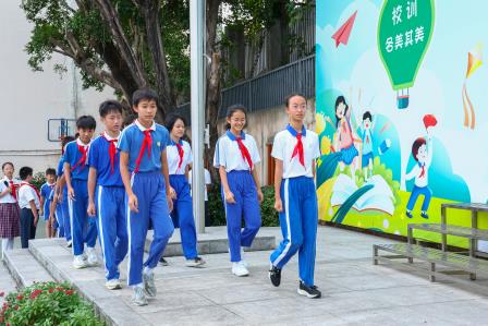 逐梦赛场创佳绩，乙组第一展风采——深圳市翠茵学校为区运会获奖学生颁奖