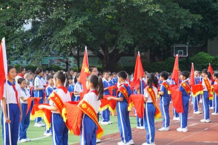 【主题队日】强国复兴有我 争当新时代好少年 —— 深圳市螺岭外国语实验学校少先队纪念建队76周年主题队日活动之五年级换戴大号红领巾仪式