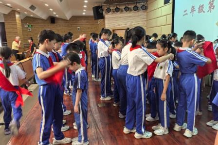 深圳市怡景小学举行建队日主题升旗仪式